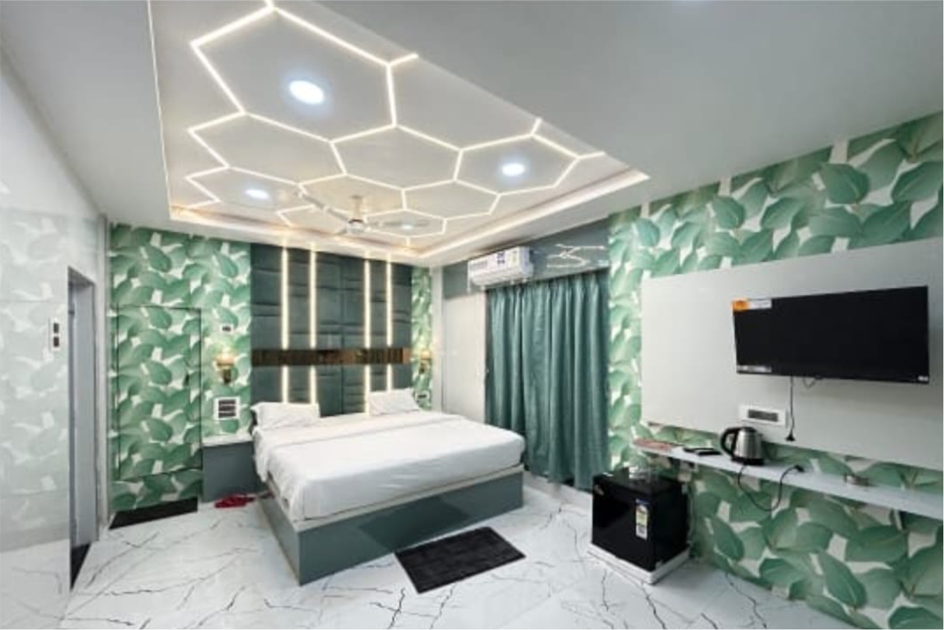 Modern, Well-Appointed Room