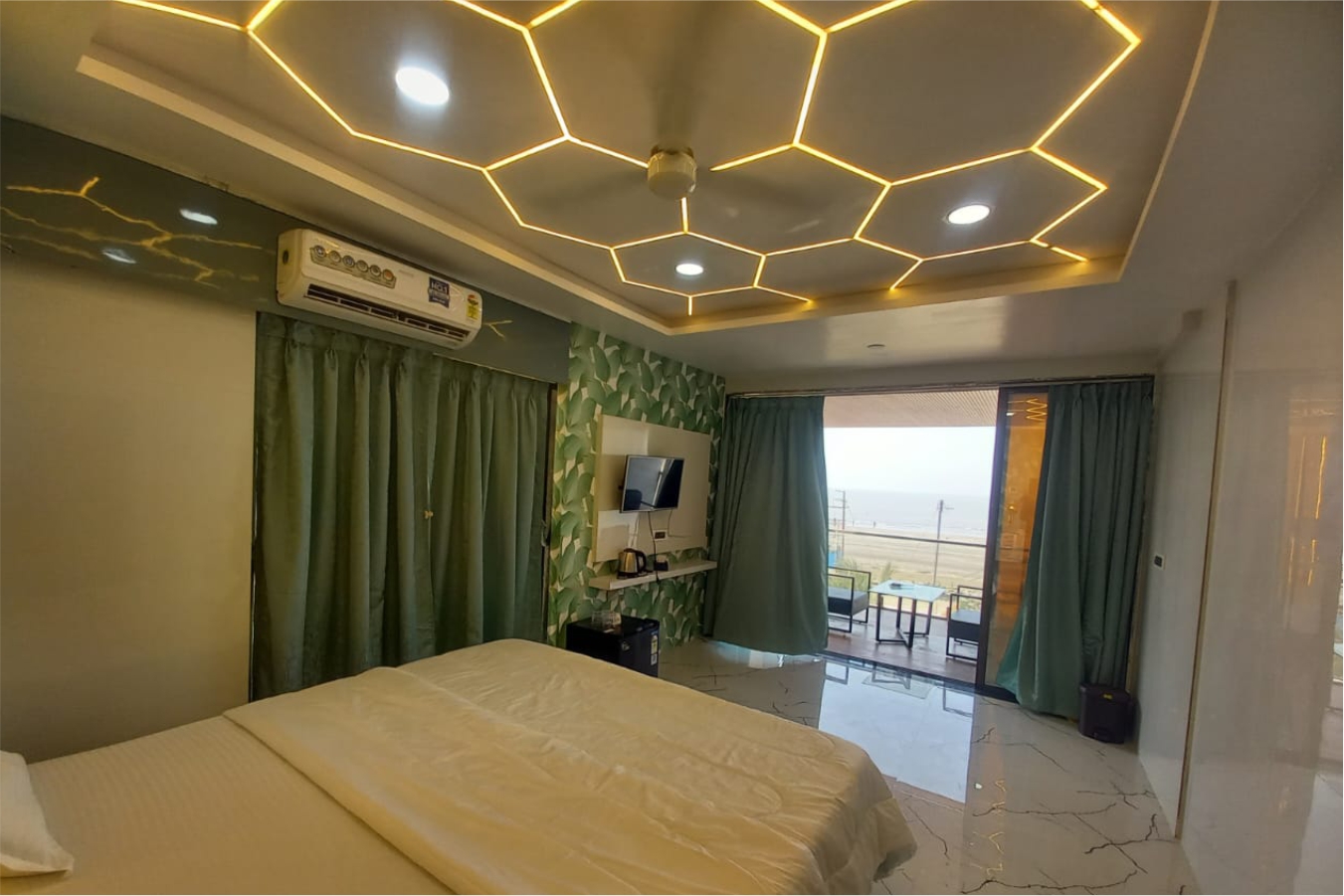 Modern Apt - Vibrant Neighborhood!